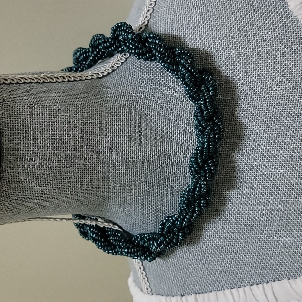 VINTAGE BLUE GREEN BEADED SHORT NECKLACE /CHOKER IN GOOD CONDITION